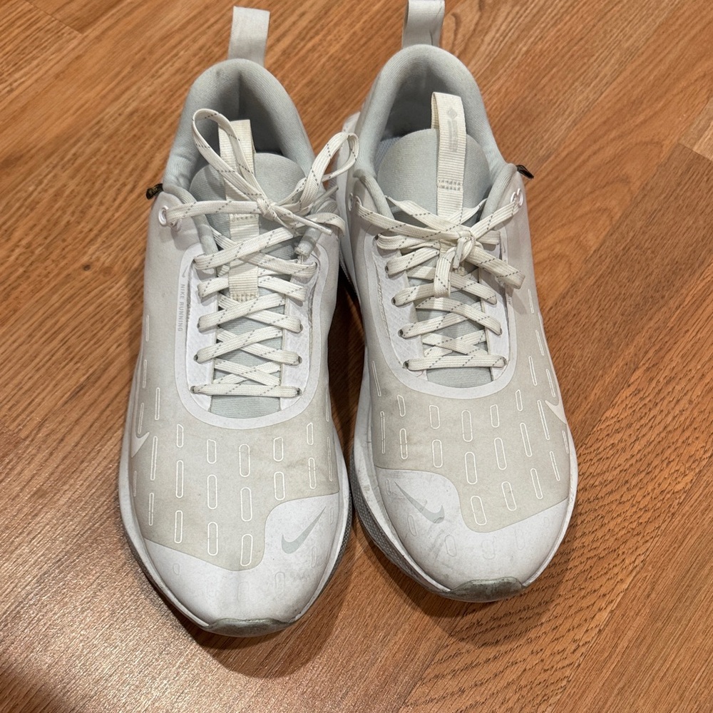 NIKE SNEAKER